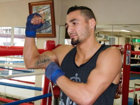 自分の名前が入ったタトゥーを指さすデーブ・ピーターソン＝東京・神楽坂の帝拳ジム