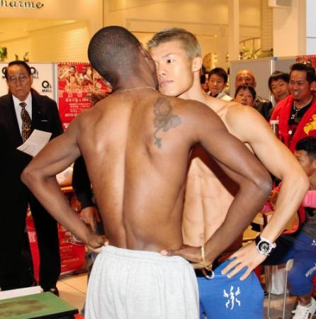 計量を終えにらみ合う挑戦者のナイジャラ（左）と亀田和毅（撮影・持木克友）