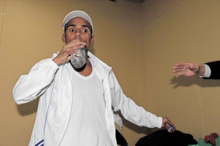 係員の制止する中突然水を飲むソリス（撮影・持木克友）　