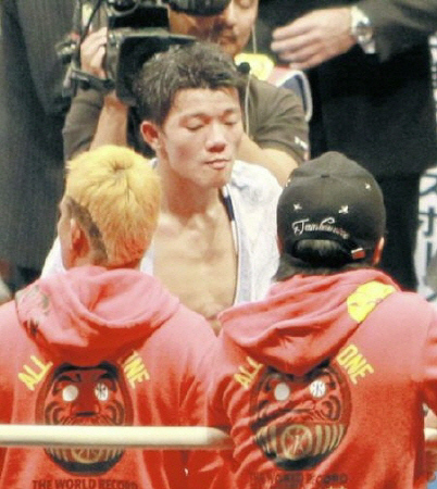 ３日の統一戦で、まさかの判定負けでがっくりの亀田大毅