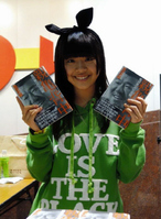 父・史郎氏の著書を販売する亀田家の長女・姫月さん＝ボディメーカーコロシアム