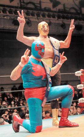 　東京世界タッグの新チャンピオンになったドス・カラス（手前）とミル・マスカラス