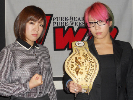 ＪＷＰ女子プロレス調印式での中島安里紗（左）と華名