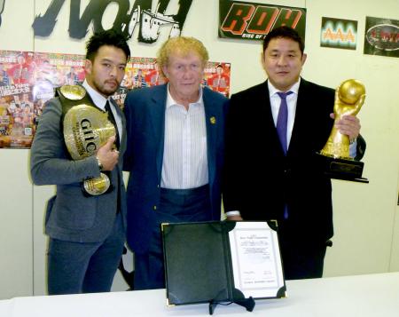 　ＧＨＣヘビー級選手権の調印式に出席した（左から）王者のＫＥＮＴＡ、ハーリー・レイスＧＨＣタイトル管理委員長、挑戦者の永田裕志