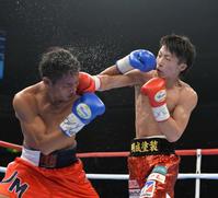 　４回、井上尚弥（右）のパンチがマンシオの顔面をとらえる（撮影・吉澤敬太）