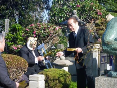 力道山没５０年追悼大会の欠場が決まった初代タイガーマスク（左。右は百田光雄）