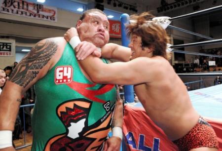 場外で曙（左）にエルボーをたたき込む大森