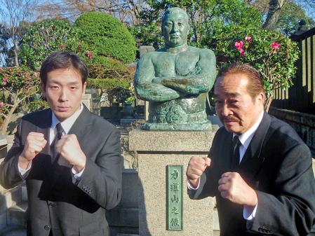 　力道山の墓前でデビュー戦の健闘を誓う孫の力（左）とコンビを組む父・百田光雄