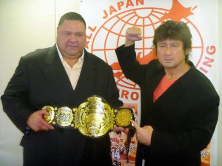 １・３後楽園大会でのタイトル戦が決まった３冠王者・曙（左）と挑戦者の大森隆男