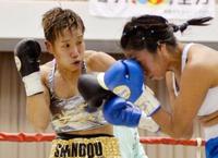 ６回、ロドリゲス（右）を攻める真道ゴー