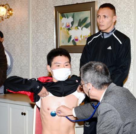 予備検診を受ける三浦隆司（左）と挑戦者のダンテ・ハルドン（後列右）