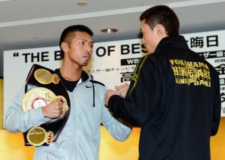 金子大樹（右）とにらみ合うチャンピオンの内山高志＝東京九段下のホテルグランドパレス（撮影・園田高夫）