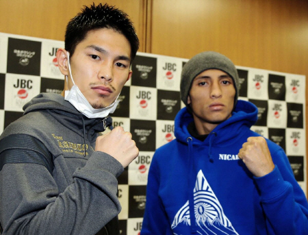 予備検診を終えポーズを決める井岡一翔（左）とフェリックス・アルバラード＝多根総合病院（撮影・山口　登）