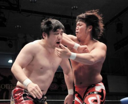 　佐藤光留（左）にエルボーをぶち込む、宮原健斗