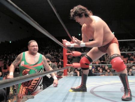 　三冠戦に向け火花を散らす、曙（左）と大森隆男