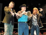 　特別立会人のスタン・ハンセン氏を挟んでポーズを決める中邑（左）と棚橋