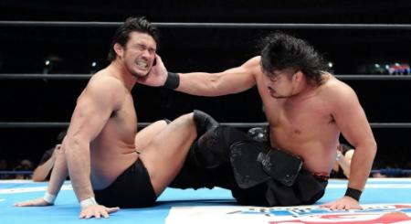 足４の字で攻める柴田勝頼（左）の顔面に張り手を食らわす後藤洋央紀