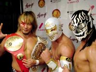 　日本デビューを飾ったミスティコ（中）と棚橋弘至（左）、デスペラード