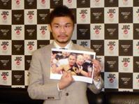 ＷＢＡ世界スーパーフライ級王座決定戦に臨む河野公平は、相手の暫定王者デンカオセーン・カオウィチットの写真を手に気合満々