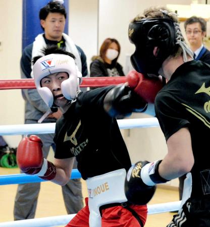 　西武・浅村（左奥）が見学する中、鋭い拳を繰り出す井上尚弥