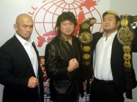 　２・８大阪で対戦する世界タッグ王者の諏訪魔（右）と挑戦者の秋山準（左）＆大森隆男