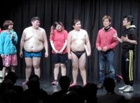 お笑いライブにゲスト出演し、ボケを連発した井岡弘樹氏（右から２人目）＝大阪・道頓堀ＺＡＺＡ　ＨＯＵＳＥ