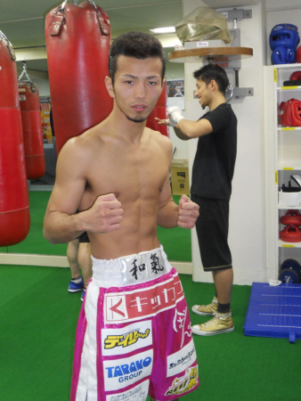 デイリーのロゴ入りトランクスで防衛線に臨む東洋太平洋Ｓバンタム級王者の和気慎吾