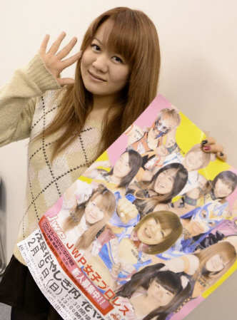 来社したＪＷＰ女子プロレス・中森華子＝東京・木場のデイリースポーツ（撮影・開出　牧）