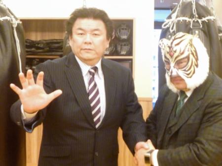 プロレスラー・貴闘力として、４・１６代々木第２でのデビューを発表した鎌苅忠茂氏（左）は初代タイガーマスクとがっちり握手