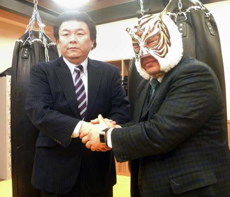 　プロレスラー・貴闘力として、４・１６代々木第２でのデビューを発表した鎌苅忠茂氏（左）は初代タイガーマスクとがっちり握手