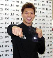 　笑顔で拳を突き出す村田諒太