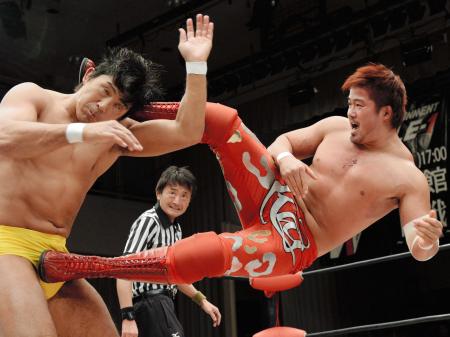 　船木（左）に延髄蹴りを見舞うＫＡＩ