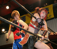 　彩羽匠（左）に攻められ苦しむ安川悪斗＝道頓堀アリーナ