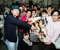 　デイリースポーツを訪れ、３・２３大会をアピールする中邑真輔（左）