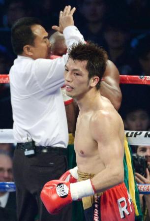 　４回、カルロス・ナシメントにＴＫＯ勝ちした村田諒太＝マカオ（共同）