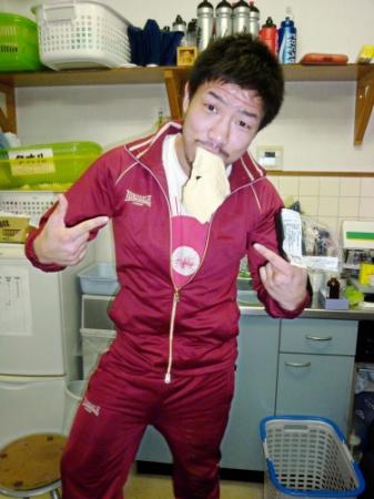 　王者・湯場を倒すことを誓い湯葉を食らう細川＝六島ジム