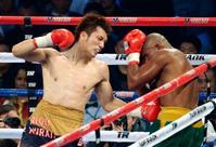 　３回、カルロス・ナシメント（右）を攻める村田諒太（共同）