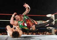 　強烈なエルボーを潮崎（左）に見舞う曙（撮影・園田高夫）