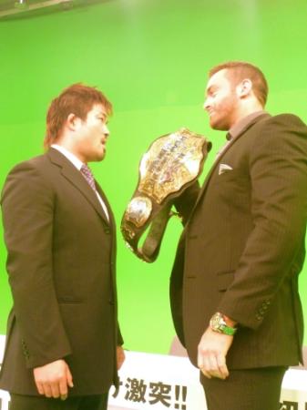 ３・２両国で対戦するＴＮＡ世界王者・マグナス（右）とＫＡＩ