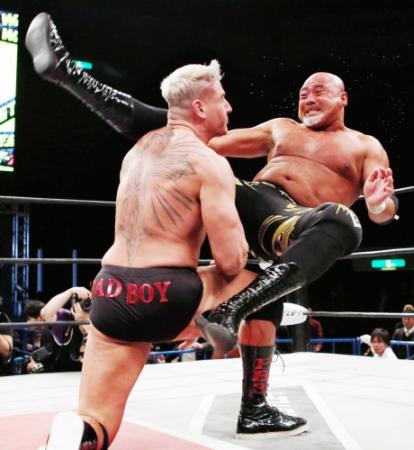 レネ・デュプリ（左）にシャイニングウィザードを見舞う武藤敬司