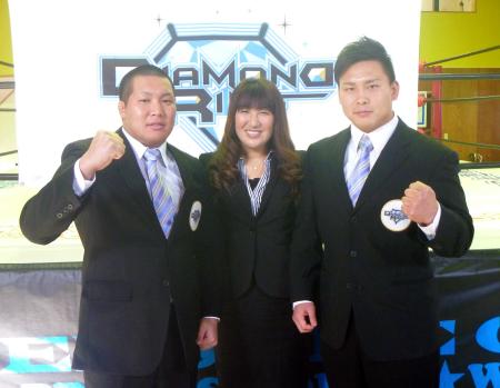 　（左から）北宮光洋、健介オフィスの北斗晶社長、中嶋勝彦