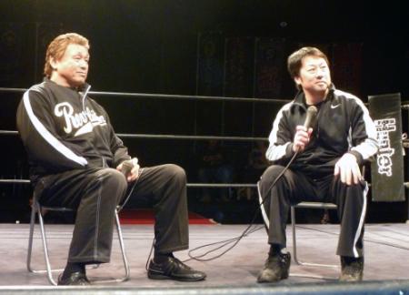 　トークショーを行った天龍源一郎（左）と川田利明