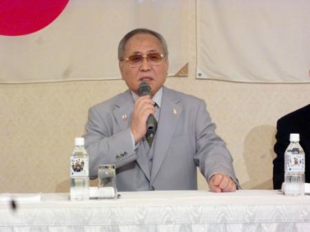 本人不在で行われた清水の現役復帰会見で記者の質問に応じる日本ボクシング連盟・山根会長