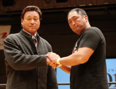 今月末の靖国神社大会に参戦が決まった天龍源一郎（左）、ゼロワン社長大谷晋二郎＝後楽園ホール