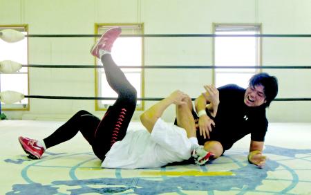 　仮想・曙の潮崎豪（左）の張り手をスネークリミットに切り返す宮原健斗