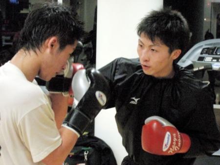 弟・拓真（左）とマスボクシングを行う井上尚弥