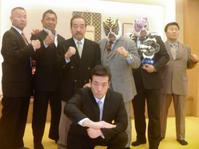 リアルジャパン４・１６代々木第２大会に参戦する（左から）小笠原和彦、維新力、百田光雄、初代タイガーマスク、スーパー・タイガー、金原弘光、（中央下は力）