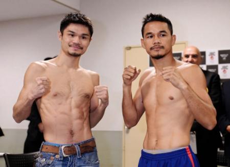 計量をクリアしファイティングポーズを決める河野公平（左）とデンカオセーン＝東京・後楽園ホール（撮影・開出　牧）