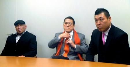 ＩＧＦ４・５両国で初めてコンビを組む藤田和之（左）と小川直也（右）を交えて会見するＩＧＦ会長のアントニオ猪木参議院議員