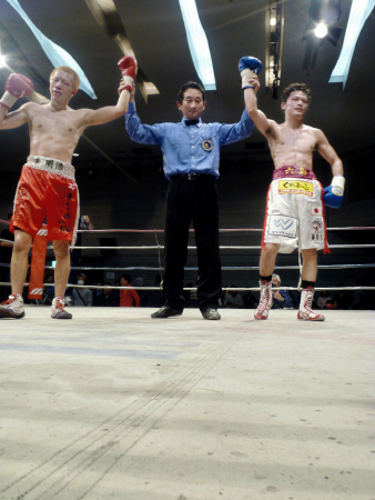 　世界戦線への生き残りをかけた戦いは痛み分けとなった李（左）と向井